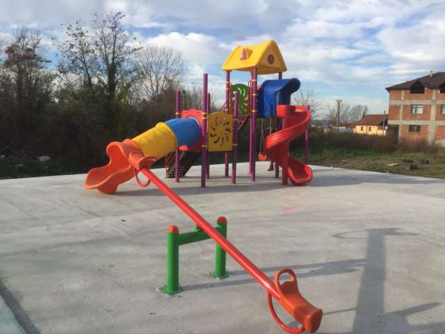 Saint Pierre and Miquelon Kids playset outside